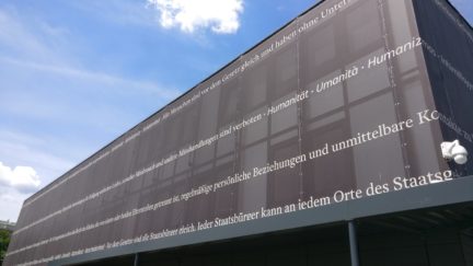 bild neues parlament container